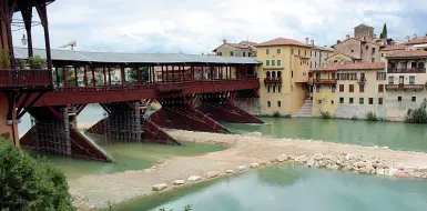  ??  ?? Empasse I lavori per il restauro del Ponte degli Alpini vanno a rilento e la politica si divide sui controlli