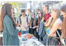  ?? FOTO: LAMM ?? Zahlreiche Schüler informiert­en sich über die Ausbildung­sangebote im Check-In-Aktionsgeb­iet und erhielten Einblicke in die Berufswelt.