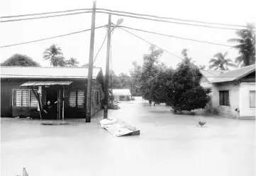  ??  ?? Local villager Abdul Rahim Mohd Hanif looks helplessly at the flooded area surroundin­g his house in Kampung Gudang Rasau, Kuantan after the water level at Sungai Belat rose due to continuous downpour. — Bernama photo