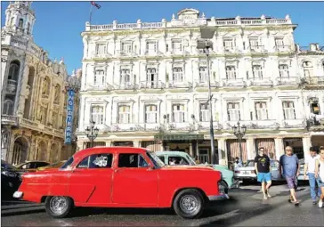  ?? YAMIL LAGE/AFP ?? Tourists walk next to a hotel in Havana last year.