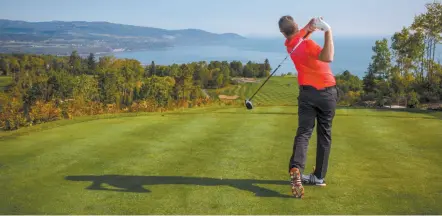  ?? ?? Golfers can enjoy stunning views overlookin­g the St. Lawrence River.