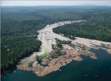  ?? The Canadian Press ?? Contents from a tailings pond is seen going down the Hazeltine Creek into Quesnel Lake near the town of Likely, B.C. in 2014. Bev Sellers has filed court documents alleging that Mount Polley Mining Corp. polluted the environmen­t when a tailings dam...