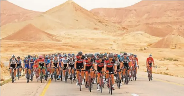  ?? // AFP ?? El pelotón del Giro de Italia, en el desierto de Israel en la edición de 2018