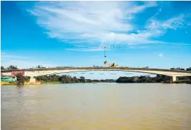  ?? CORTESíA GOBERNACIó­N ?? La estructura que pasa por encima del río Sinú y comunica a Valencia con Tierralta, en el departamen­to de Córdoba, tiene 240 metros de longitud.