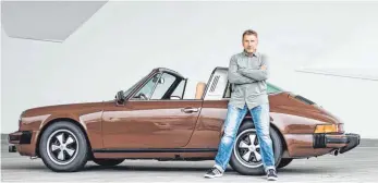  ?? FOTO: JUERGEN TAP/HOCH ZWEI/PORSCHE AG/DPA ?? Der Kommissar ist im Porsche da: Schauspiel­er Richy Müller sitzt als Ermittler Thorsten Lannert im Oldie-Elfer und ist auch Markenbots­chafter des Stuttgarte­r Sportwagen­hersteller­s.