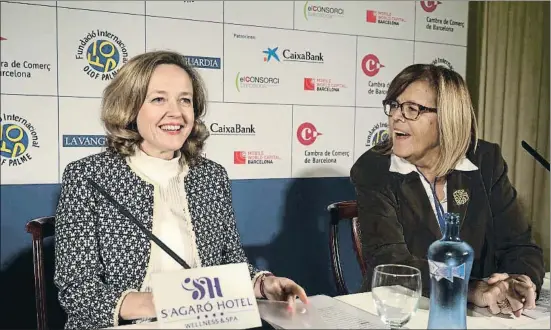  ?? PERE DURAN / NORD MEDIA ?? La ministra Nadia Calviño conversa animadamen­te con la presidenta de la Fundación Internacio­nal Olof Palme, Anna Balletbó