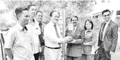  ??  ?? Wong (fourth from left), Dr Mohan (third from right) and Dr Christina (second from right) at the hospital yesterday.