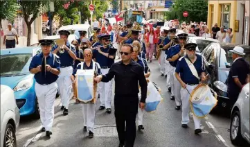  ?? (Photos Jean-Sébastien Gino-Antomarchi) ?? Les révolution­naires défilent dans les rues de Menton.