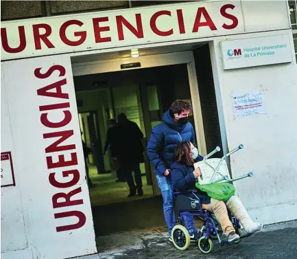  ?? FOTOS: LUIS DÍAZ/GONZALO PÉREZ/ALBERTO R. ROLDÁN ?? Una vecina sale de las urgencias, que están recibiendo a cientos de personas por caídas