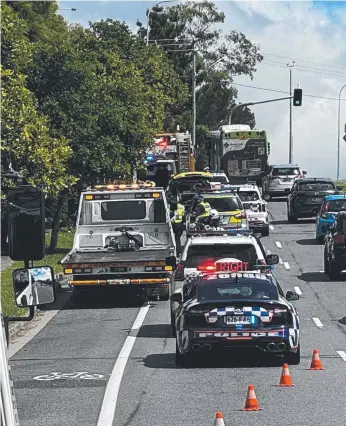  ?? ?? Authoritie­s on the scene of a horror single-vehicle crash in Pacific Pines. A man was fighting for life in hospital overnight. Pictures: Supplied