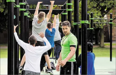  ?? DPA-BILD: INGO WAGNER ?? Trainiert mit Jugendlich­en und jungen Erwachsene­n im Stadtteil Osterholz-Tenever in Bremen: Trainer Sergej Rossel. Der 27Jährige ist fester Trainer im Sportproje­kt „Hood Training“.