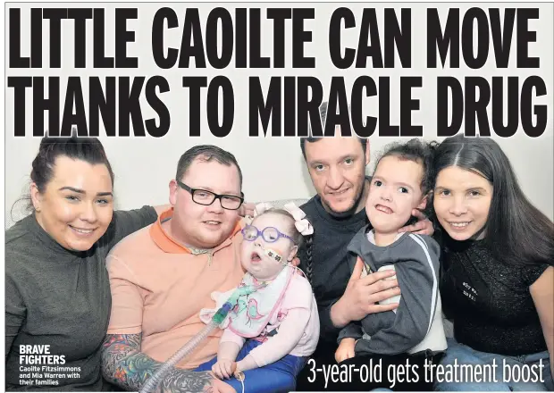  ??  ?? BRAVE FIGHTERS Caoilte Fitzsimmon­s and Mia Warren with their families
