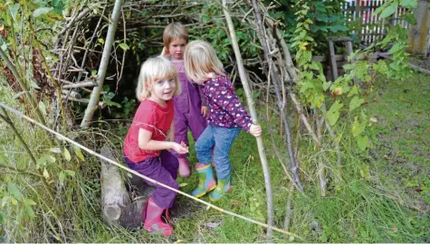 ?? Foto: Carmen Jaspersen, dpa ?? Eine Höhle bauen, im Grünen spielen – Momente wie diese kommen im Alltag vieler Kinder zu kurz.