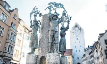  ?? FOTO: JULIA MARRE ?? Vier Rutenkinde­r – zwei „Zopfmädla“und zwei Buben – hat Josef Henger für den Rutenbrunn­en in Bronze dargestell­t.