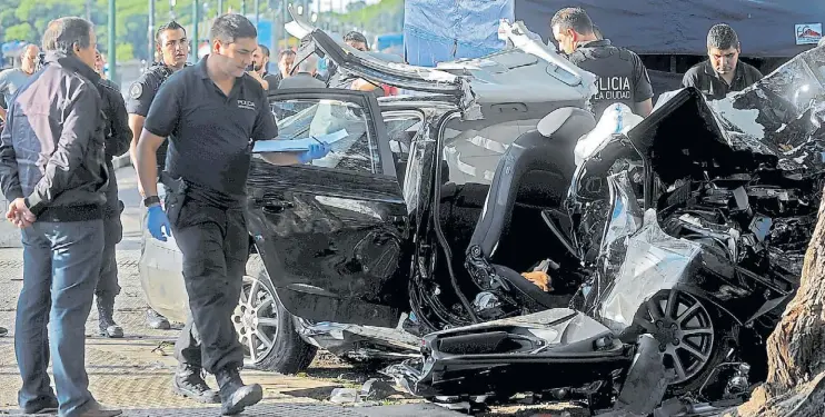  ?? AFLREDO MARTÍNEZ ?? Destrozado. Así quedo el Audi A 4 en el que iban tres amigos de entre 28 y 30 años. Dos murieron en el acto por el violento golpe; otro murió en el Argerich.