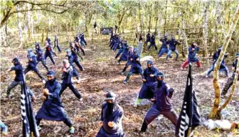  ??  ?? Members of the Khilafah Islamiyah Movement and its shadowy group Ghuraba (strangers) train their fighters in Lanao del Sur province in the Muslim autonomous region in Mindanao in this screen shot from the propaganda video of Islamic State in the...