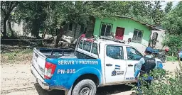  ??  ?? El cuerpo del hombre fue hallado ayer en un solar de una casa abandonada de la colonia Brisas del Paraíso