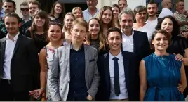  ?? (Photo François Vignola) ?? Les jeunes étudiants de la promotion Bourdin avec leurs profs et leur parrain.