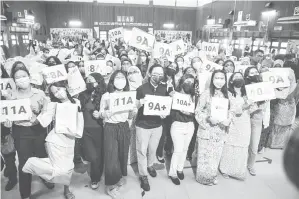  ?? — Gambar Bernama ?? ALBUM: Sebahagian calon-calon Sijil Pelajaran Malaysia (SPM) 2021 gembira bergambar bersama selepas menerima keputusan SPM masing-masing di Sekolah Menengah Kebangsaan (Perempuan) Sri Aman semalam.
