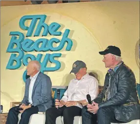  ?? ?? Integrante­s de Beach Boys y el director Frank Marshall (izquierda) durante una conferenci­a en Londres