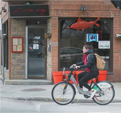  ?? VALÉRIAN MAZATAUD JACQUES NADEAU LE DEVOIR ?? On trouve de tout sur les pistes et les bandes cyclables de la métropole, des travailleu­rs en transit aux cyclistes sportifs, en passant par les familles avec de jeunes enfants et les touristes. On trouve aussi plusieurs types de vélos qui, selon le modèle — et la personne qui l’enfourche —, ne permettent pas tous d’aller à la même vitesse.