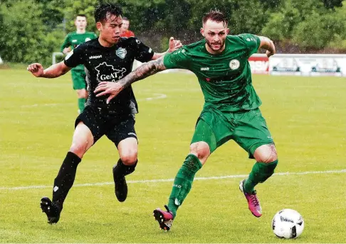  ?? FOTO: MARCEL MINAR ?? Im strömenden Regen versuchte Weimars Abwehrmann Florian Sachs (rechts) die Angriffe des Gegners zu verhindern.