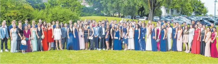  ?? FOTO: HUGO-ECKENER-SCHULE ?? 116 Abiturient­en aus fünf Klassen der Hugo-Eckener-Schule feiern beim Abiball in der Ludwig-Roos-Halle in Ettenkirch.