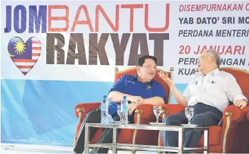  ??  ?? Najib (right) in discussion with Federal Territorie­s Minister Datuk Seri Tengku Adnan Tengku Mansor during the launching of the ‘Jom Bantu Rakyat’ (Let’s Help the People) programme in Desa Pandan. — Bernama photo