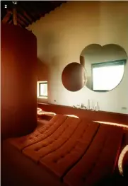  ??  ?? 2. UN DES SALONS du palazzo toscan avec daybed à même le sol.