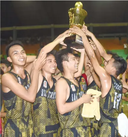  ?? SUNSTAR FOTO / RUEL ROSELLO ?? SPARTAN SMILE. Members of the San Fernando Spartans are all smiles after winning Game 3 of the Samsam Gullas Cup in front of some 10,000 fans in Minglanill­a.