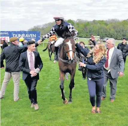  ?? Alun Sedgmore ?? > Richard Patrick and Repeat Business win the Dunraven Bowl Hunters’ Steeplecha­se