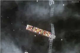  ?? BILD: AP ?? Satellitbi­lden visar tydligt hur stora skador det blev på bron när fartyget körde in i den.