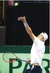  ?? RICK MUSACCHIO/EPA-EFE ?? RAJA SERVIS: Petenis AS John Isner saat tampil pada Piala Davis melawan Belgia di Tennessee (6/4).