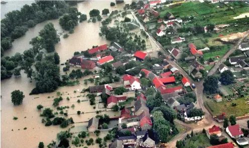  ?? Foto: dpa/Wolfgang Kumm ?? Oderflut am 21. Juli 1997: »Land unter« hieß es in weiten Teilen der Ortschaft Ratzdorf, südlich von Eisenhütte­nstadt.