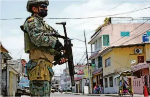  ?? Maria Fernanda Landin/reuters ?? Soldado do Exército em rua de Guayaquil, no Equador; na segunda (18), o presidente Guillermo Lasso decretou estado de exceção por 60 dias