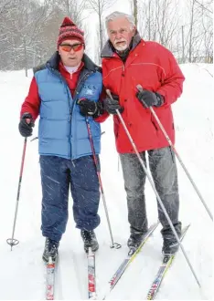  ??  ?? Georg Baur und Günter Wilde vom Ski Club Türkheim schnallen auf der Römerschan ze auch schon mal selbst die Langlauf Bretteln an, um die von ihnen präpariert­en Loi pen zu testen.