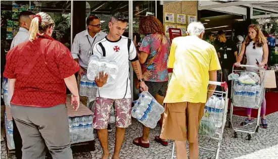  ?? Vanessa Ataliba/Zimel Press/Agência O Globo ?? Consumidor­es enfrentam dificuldad­es para comprar água mineral no Rio de Janeiro, onde a água tem saído turva das torneiras