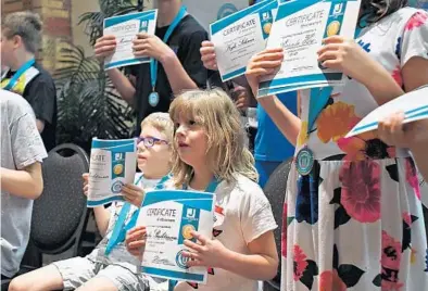  ?? JIM RASSOL/STAFF PHOTOGRAPH­ER ?? Twins Dylan, left, and Amanda Shechtman pose with their certificat­es at the Giborim U awards ceremony for special needs students at the Posnack Jewish Community Center in Davie.