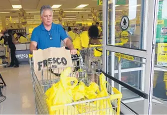  ?? PHOTOS BY JOE CAVARETTA/STAFF PHOTOGRAPH­ER ?? Juan Carlos Puerta of Hollywood leaves with a full cart during the opening of the new Fresco y Mas in Hollywood.