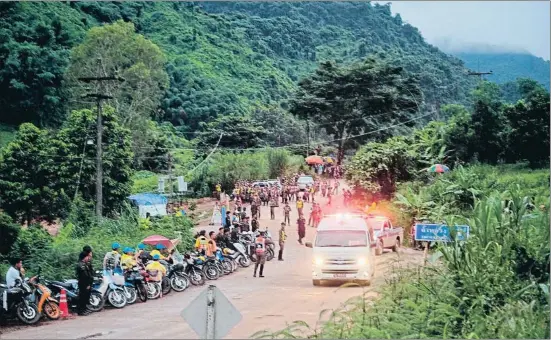  ?? LINH PHAM / GETTY ?? Una ambulancia que lleva a uno de los niños rescatados se aleja de la cueva de Tham Luang para dirigirse al hospital