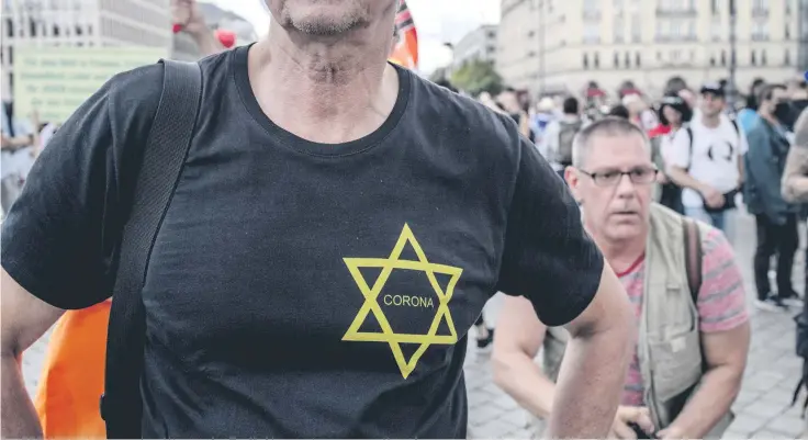  ??  ?? Dieses T-Shirt bagatellis­iert die Schoah. In Berlin ist das Tragen von sogenannte­n »Judenstern­en« auf Demonstrat­ionen noch erlaubt, München und Wiesbaden haben das antisemiti­sche Symbol bereits verboten.