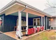  ?? ?? Round Top Smokehouse caters to a growing crowd of shoppers looking for antiques in town.