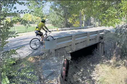  ?? Timothy Hurst / Staff Photograph­er ?? A cyclist heads north over the current Fourmile Canyon Creek underpass on 19th Street on Tuesday in Boulder.