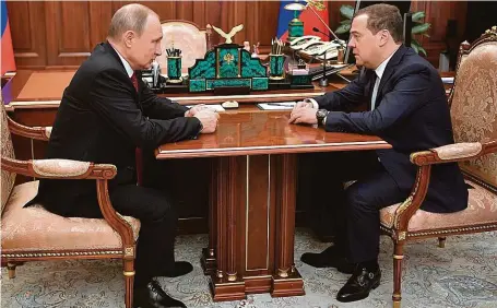  ?? FOTO ČTK ?? Nejnepopul­árnější politik. Dmitrij Medveděv (vpravo) stál léta věrně po boku Vladimiru Putinovi (vlevo). V lednu 2020 však ve funkci premiéra nečekaně skončil.