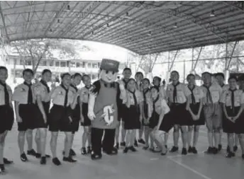  ??  ?? Members of the Boy Scouts and Girl Scouts of the Philippine­s local chapter welcome the Maging Magiting challenge