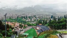  ??  ?? Typisch Bayern? Typisch Allgäu? Auf jeden Fall: Wunderschö­n, dieser Blick auf Oberstdorf! Hier begleitete ein Filmteam eine Skispringe­rin.