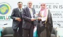  ??  ?? Professor Mohammed Abdel Halim of the University of London and Chair of the King Fahd Chair for African and Middle Eastern Studies, presenting a souvenir to Mohammed bin Abdulkarim Al-Issa, secretary-general of the Muslim World League (MWL) at the...