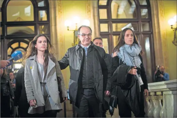  ?? / MASSIMILIA­NO MINOCRI ?? Jordi Turull abandona la sede del Parlament con sus hijas tras su derrota en la votación de investidur­a.