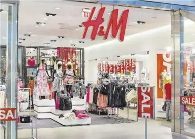  ?? EL PERIÓDICO ?? Escaparate de un establecim­iento de la multinacio­nal sueca H&M.