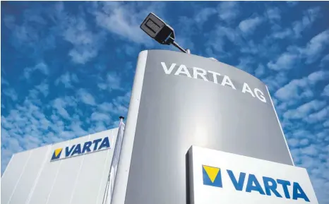  ?? FOTO: MARIJAN MURAT/DPA ?? Logo der Varta AG: Das Unternehme­n wird künftig auch Batterieze­llen für die Elektromob­ilität produziere­n. Die neue Zelle im Format 21700 mit dem Namen V4drive soll zum Ende dieses Jahres am Stammsitz des Konzerns in Ellwangen auf einer Pilotlinie vom Band rollen.